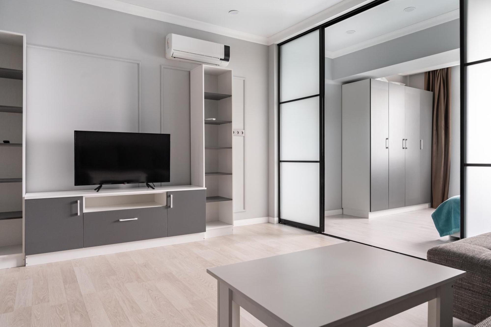 One Bedroom Apartment Next To Arbat In The Heart Of Alma-Ata Buitenkant foto